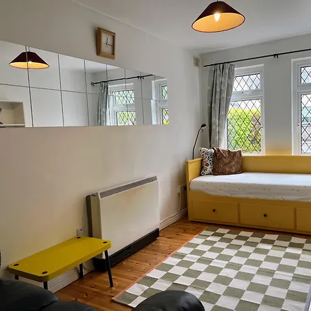 Cute & Cozy Flat In Leafy Greenfields Apartment