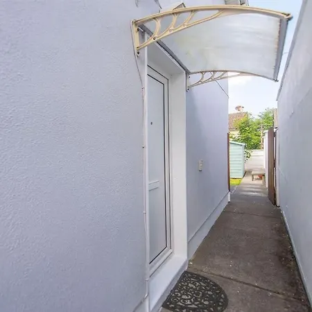 Cute & Cozy Flat In Leafy Greenfields *