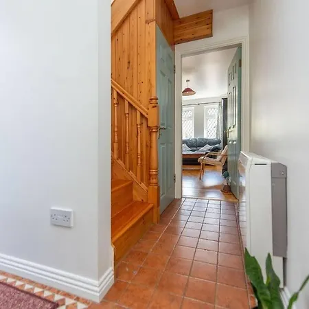 Cute & Cozy Flat In Leafy Greenfields