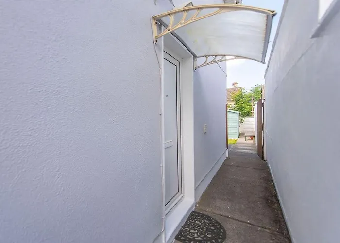 Cozy Flat In Leafy Greenfields *