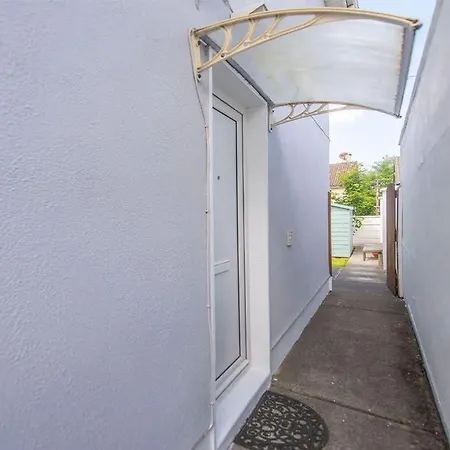 Cozy Flat In Leafy Greenfields *